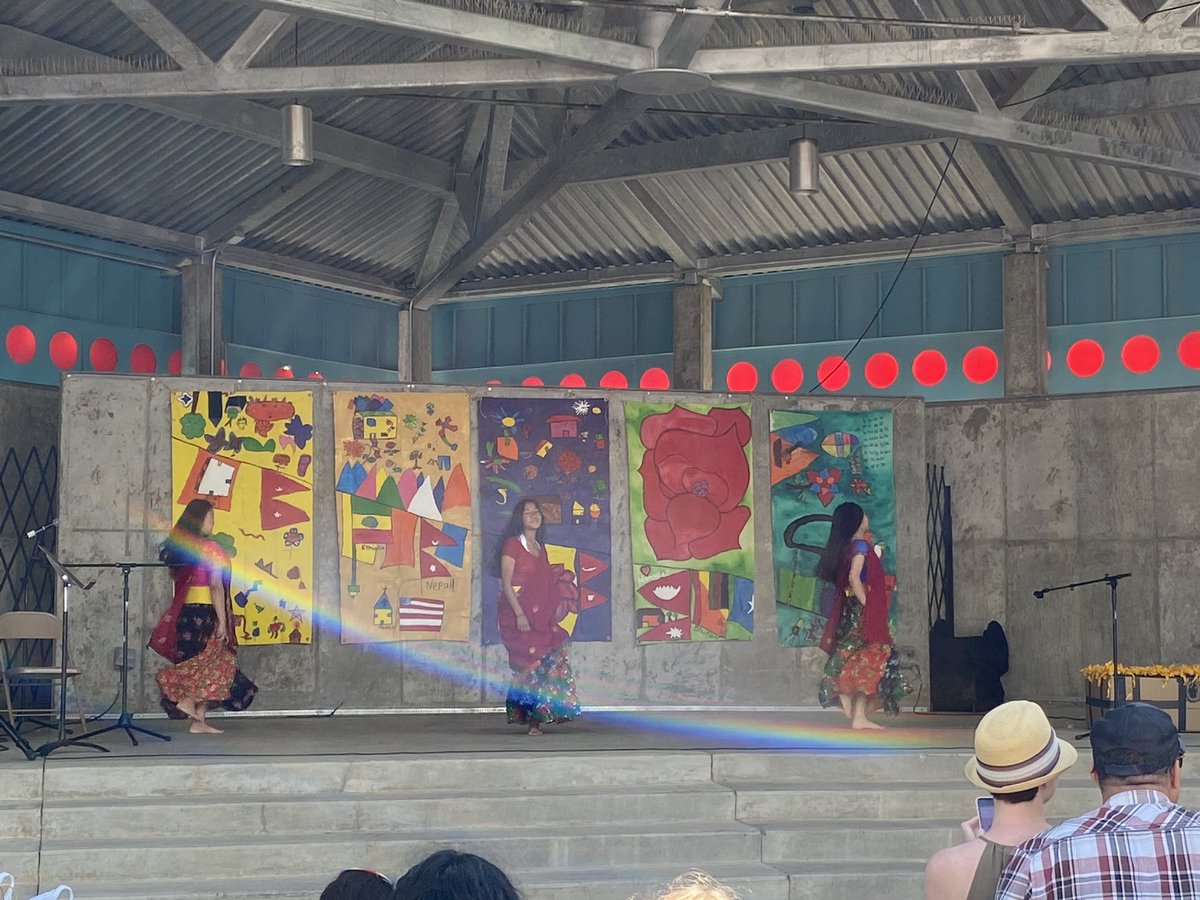 MsHellyersClass's tweet photo. Students dancing for World Refugee Day at the Farmers Market! @GFC_Activities @GFSchools #OnwardCentral https://t.co/Gxzrl46yFf