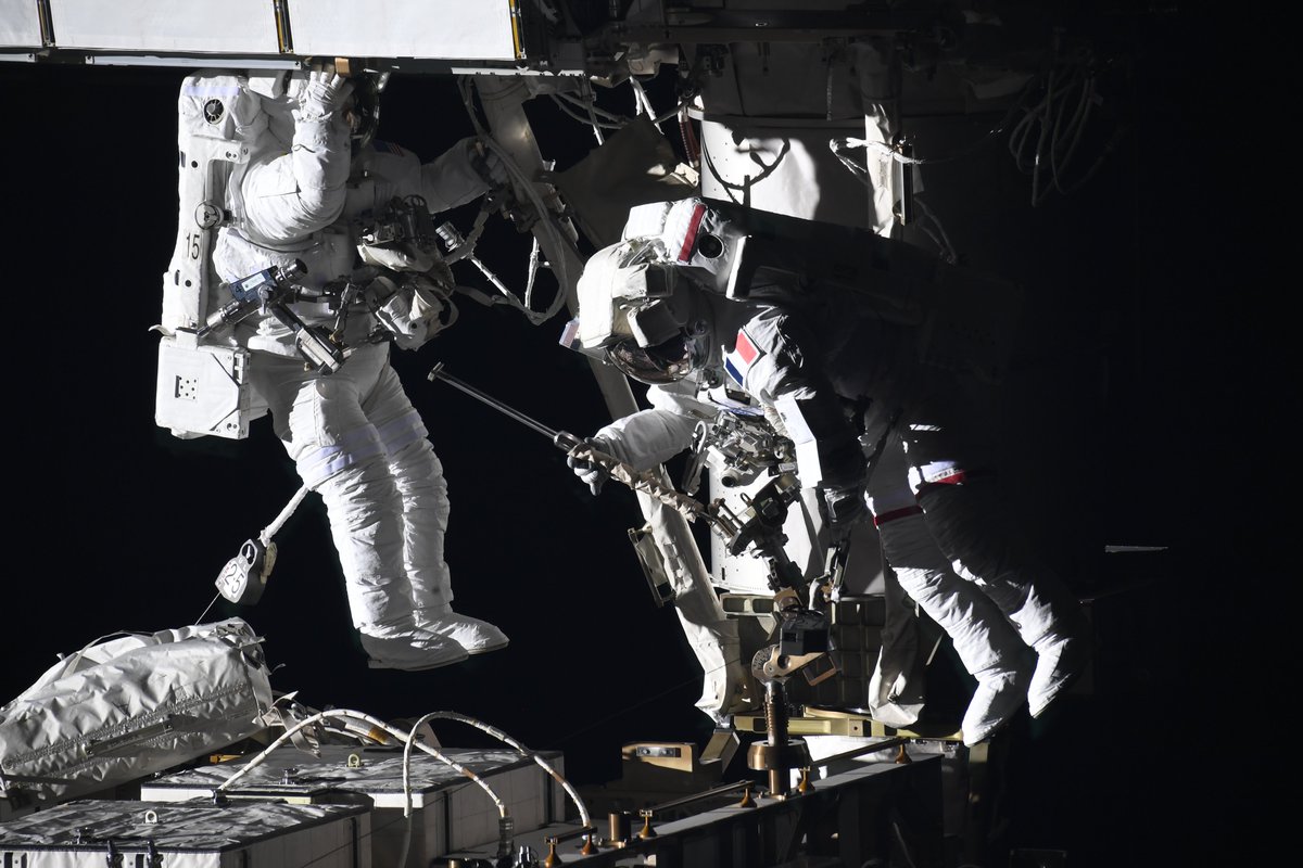 Thom_astro's tweet image. Panneau solaire : 1️⃣ – Shane et Thomas : 0️⃣. Match retour demain ! 🙂 On va retourner dans le vide de l’espace pour finir le travail de la 1e sortie (déploiement du 1er panneau solaire) et pour installer le 2nd. Quelques 📸 prises par @novitskiy_iss et Piotr mercredi