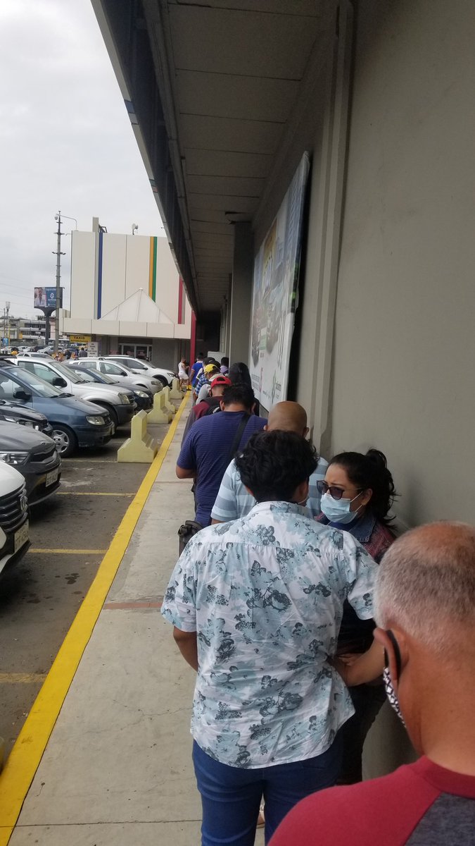 VLandetta's tweet photo. Còmo ya no hay la facilidad de ir a los #autobancos deberian habilitar las ventanillas posibles en los bancos que por ahora atienden en los #centroscomerciales y asi nos evitamos estas filas de más de 2 metros en los exteriores de los malles. https://t.co/xgg8Hn7rRO