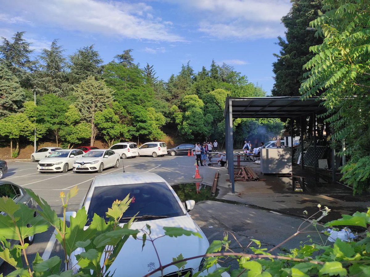 Özel güvenlik ve sivil polis Güney Kampüs'ün otoparkında mangal yapıyorlar! 
Uyarılara rağmen mangal devam ediyor!