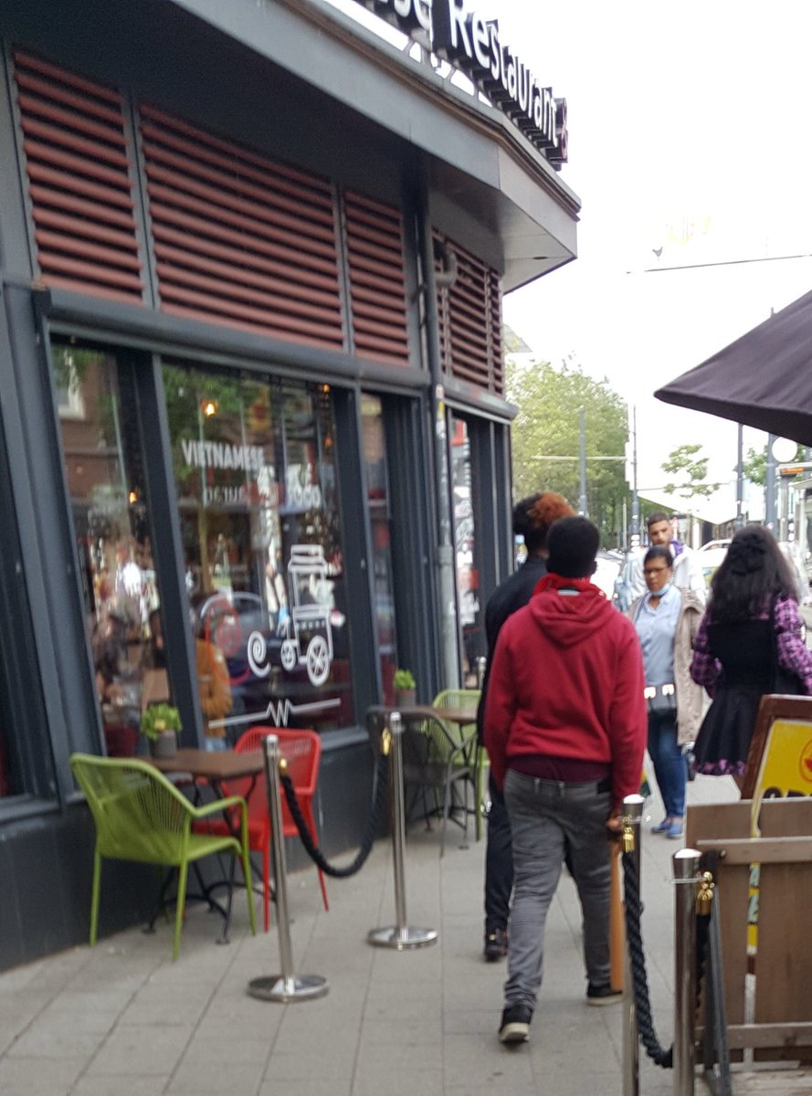 RBSP1's tweet photo. @Politie_Rdam , @politieRdam_C , @HandhavingC_010 , #crips look-a-like met knuppel loopt richting #weena ,#surinaams . https://t.co/ACTPl323Hw
