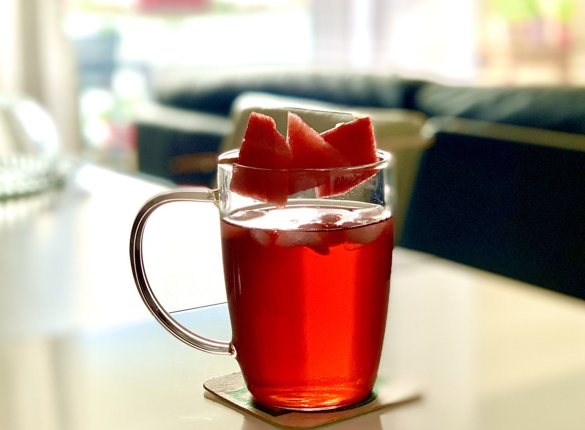 lacuisine2laura's tweet photo. Nothing like a good frozen tea with hibiscus flowers, orange and a beautiful skewer of watermelon to cool off with this heat 😍🌺 #frozentea #fresh #watermelon #tea ヒビスカスの花、オレンジ、そしてこの熱で冷やすためのスイカの美しい串焼き茶のようなものはない https://t.co/IsuSLqg1Us