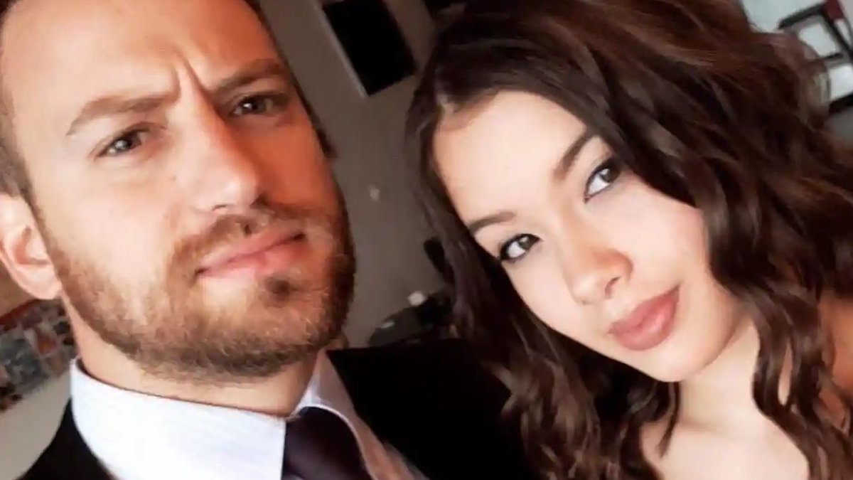 คดีนี้หักมุมมากยังกะพล็อตหนัง มีผชคนนึงน่าสงสารมาก ภรรยาถูกฆาตกรรมโดยผู้ก่อการร้ายข้ามชาติ บุกปล้นถึงในบ้าน ตัวเขาโดนมัดไว้กับเตียงต้องดูคนที่ตัวเองรักโดนทำร้ายโดยที่ทำอะไรไม่ได้ แถมคนร้ายยังฆ่าน้องหมาที่เลี้ยงไว้อีก ฟังดูน่าเศร้า แต่หารู้ไม่ตัวผชคนนี้คือฆาตกร (มีต่อ)