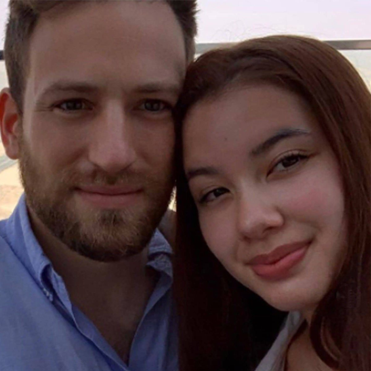 2/ เรื่องนี้เกิดตอนเดือนก่อนที่กรีซ มีผชคนนึงอายุสามสิบต้นๆ ทำอาชีพเป็นนักบิน เขามีภรรยาสาวที่มีลูกด้วยกัน ก็ดูจะมีความสุขดี ทั้งคู่ก็ถือว่ามีฐานะ มีบ้านของตัวเอง มีทรัพย์สินเงินสดอะไรต่างๆ แต่แล้วมีอยู่วันนึง อยู่ดีๆ ก็มีผู้ก่อการร้ายข้ามชาติบุกปล้นบ้าน จับตัวสามีมัดไว้กับเตียง