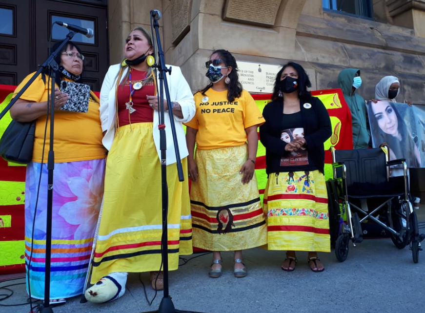 This morning @BLM_TO brought together Black and Indigenous families affected by police violence for a powerful family-led media conference in front of the office of @CanadianPM @JustinTrudeau. Watch the video at: facebook.com/watch/live/?v=… #BlackLivesMatter #IndigenousLivesMatter