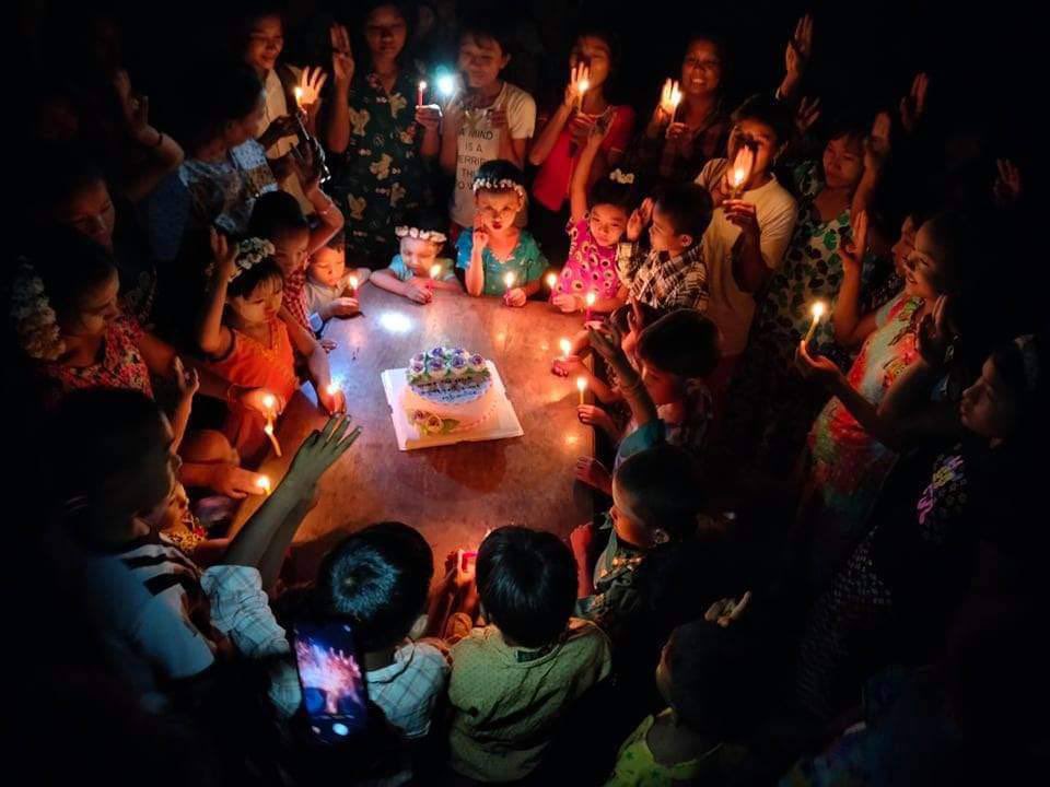 Chan54581634's tweet photo. People from a village, YinMarPin township staged a candlelight vigil, showing solidarity support for the Birthday of Our State Counselor AungSanSuuKyi. #76FlowerStrike  #WhatsHappeningInMyanmar https://t.co/K6mwvBP4N9