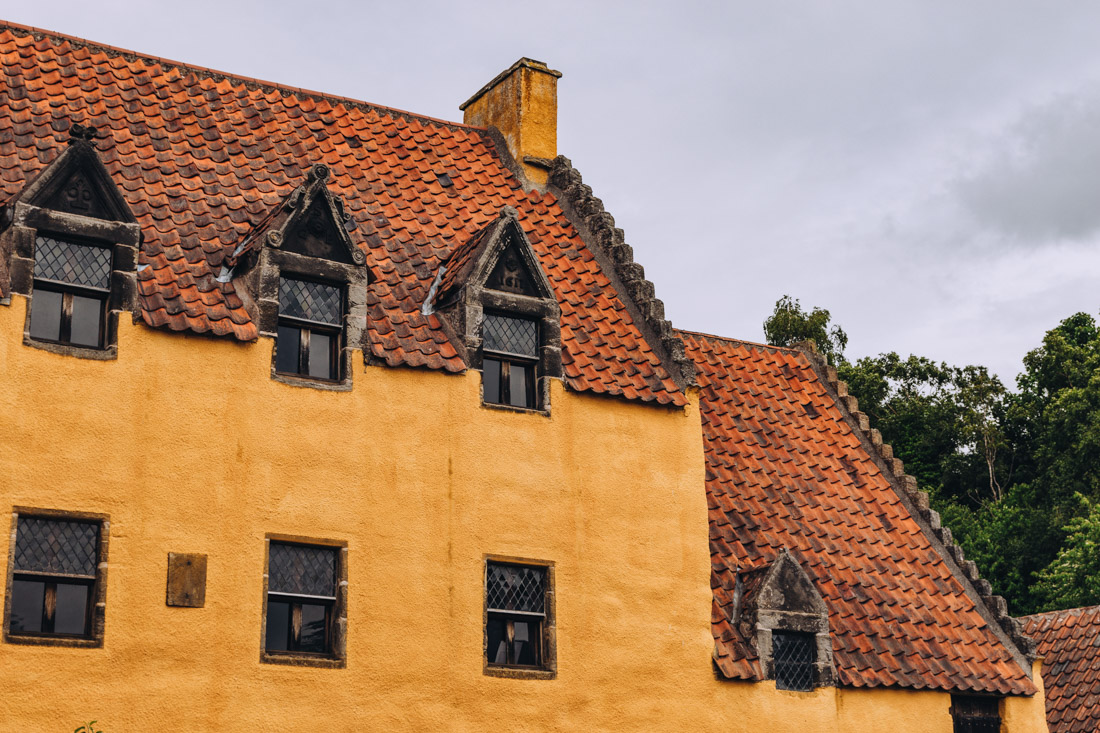 TheChaoticScot's tweet photo. Welcome to Culross Palace ✨ I loved the incredible painted wooden ceilings, the vibrant gardens, the familiar scenes from Outlander, and learning about Sir George Bruce and his innovation in the 16th century💙 #ad #yourstoexplore #lovefife https://t.co/Kk1Xuq8eAN