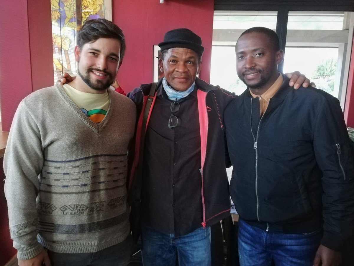 buhlenkalashe's tweet photo. Honour meeting two great artists at the #artistlab @latitudes.online workshop
.
.
.
#art #arty #painting #artsy #color #portrait #africanchildren #paletteknifepainting #contemporaryart #instart #acrylicpainting #artist #artistsoninstagram #impressionistart #artcollector https://t.co/vYc23NJStk
