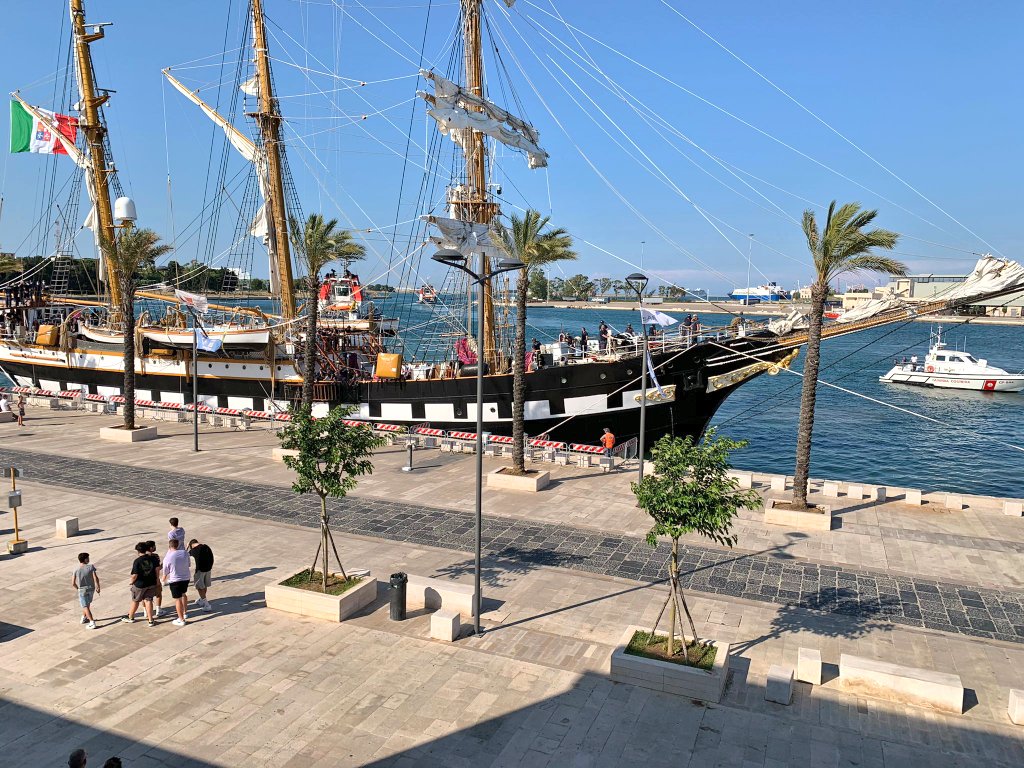 FlMichele69's tweet photo. Today #Brindisi🇮🇹 #ReginaMargherita waterfront Training Ship Palinuro A5311⛵#ItalianNavy🇮🇹 & Patrol Boat CP 844 🛥️#ItalianCoastGuard🇮🇹
From Palinuro during the shifting From Naval Base to waterfront the photo of the Monument to the Sailor of Italy
@ItalianNavy
@guardiacostiera https://t.co/UKXaDRwNQ2