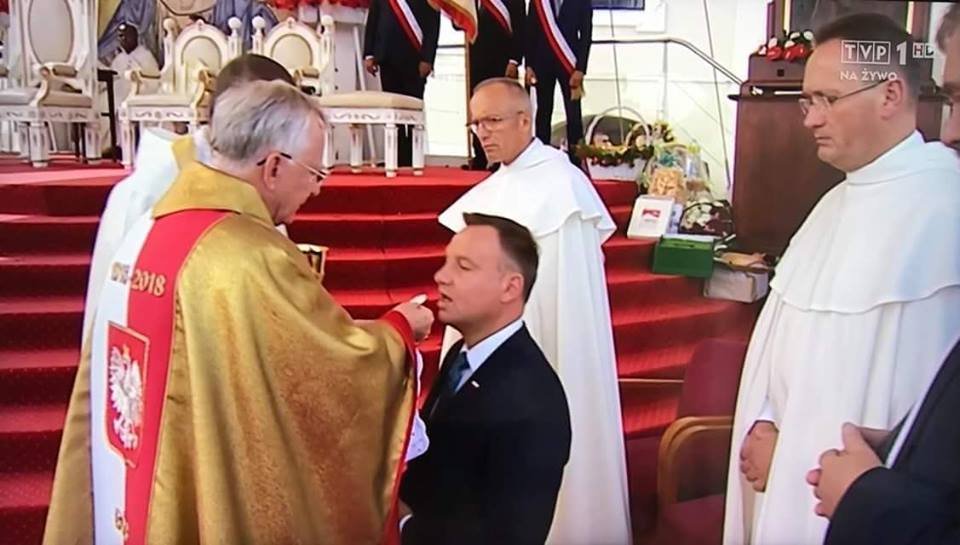 Sachinettiyil's tweet image. This is how the president of Poland receives the Eucharist. Last year Poland passed a legislation banning abortion in the nation.