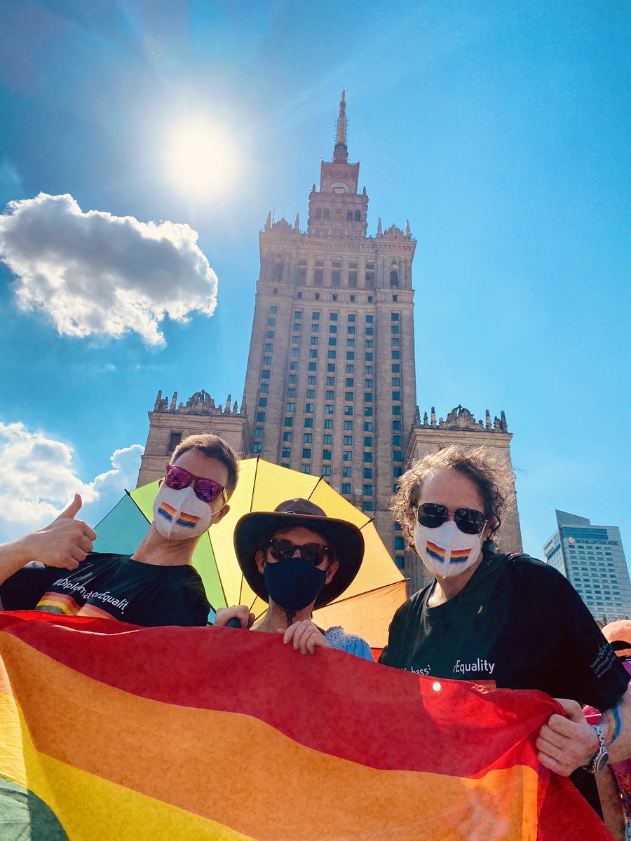AusAmbPoland's tweet photo. Australian diplomats proudly joining in the #EqualityParade festivities in #Warsaw today! Happy #Pride2021 🇦🇺🌈

#ParadaRówności 🏳️‍🌈🏳️‍⚧️
#DiplomatsForEquality https://t.co/eHOIaDJHu6