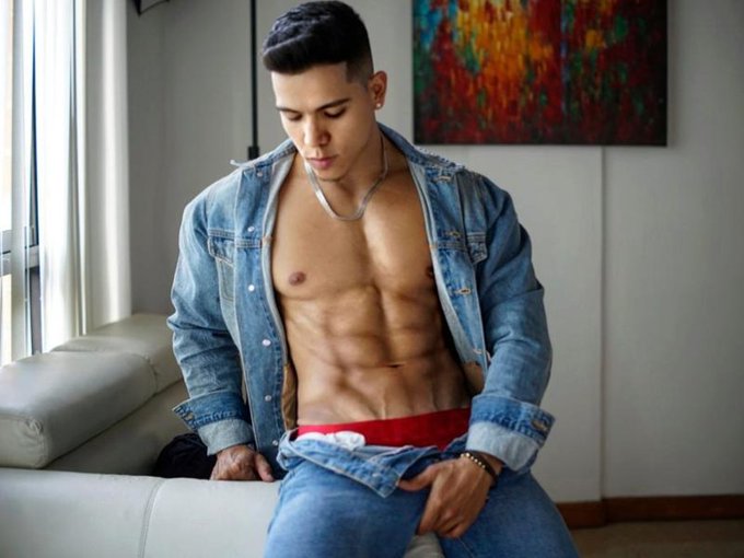 1 pic. Live with Chris
??https://t.co/1NFpyiIvWW https://t.co/dSKLIVgUKB