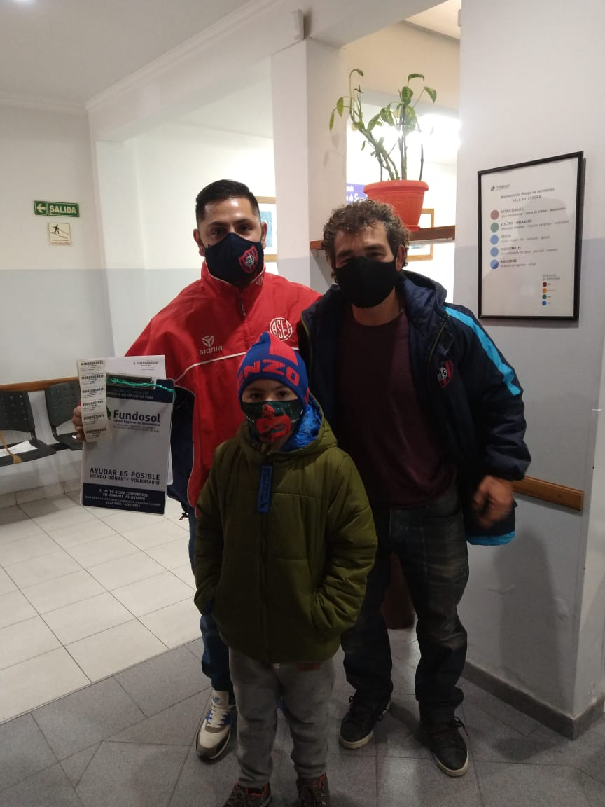 PeniaCASLAlanus's tweet photo. #DonacionSangre

En el día de hoy nos acercamos al centro hemoterapico de Avellaneda Fundosol, desde hace 9 años realizamos una donación de sangre por parte de los integrantes de la peña en el mes que celebramos el día internacional de la donación de sangre. 💙❤️💙 https://t.co/Hb0CpXqACS