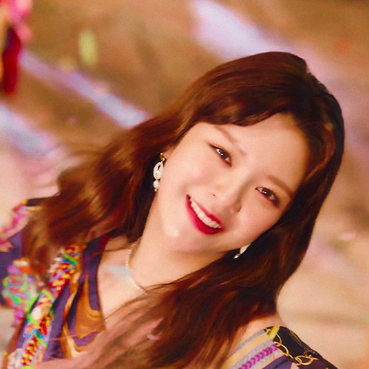 pummkinpp's tweet photo. jeongyeon beautiful es muy tierna, se ve tan pretty 🦋 en especial en este mv, dónde todo es precioso incluyendo a jeongyeon beautiful ❤️🍓 https://t.co/lOJmXgFwtB