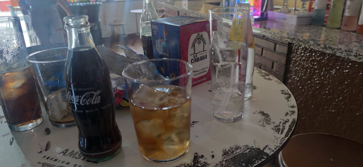 Hemos pedido un cubata y mira lo que nos han puesto.