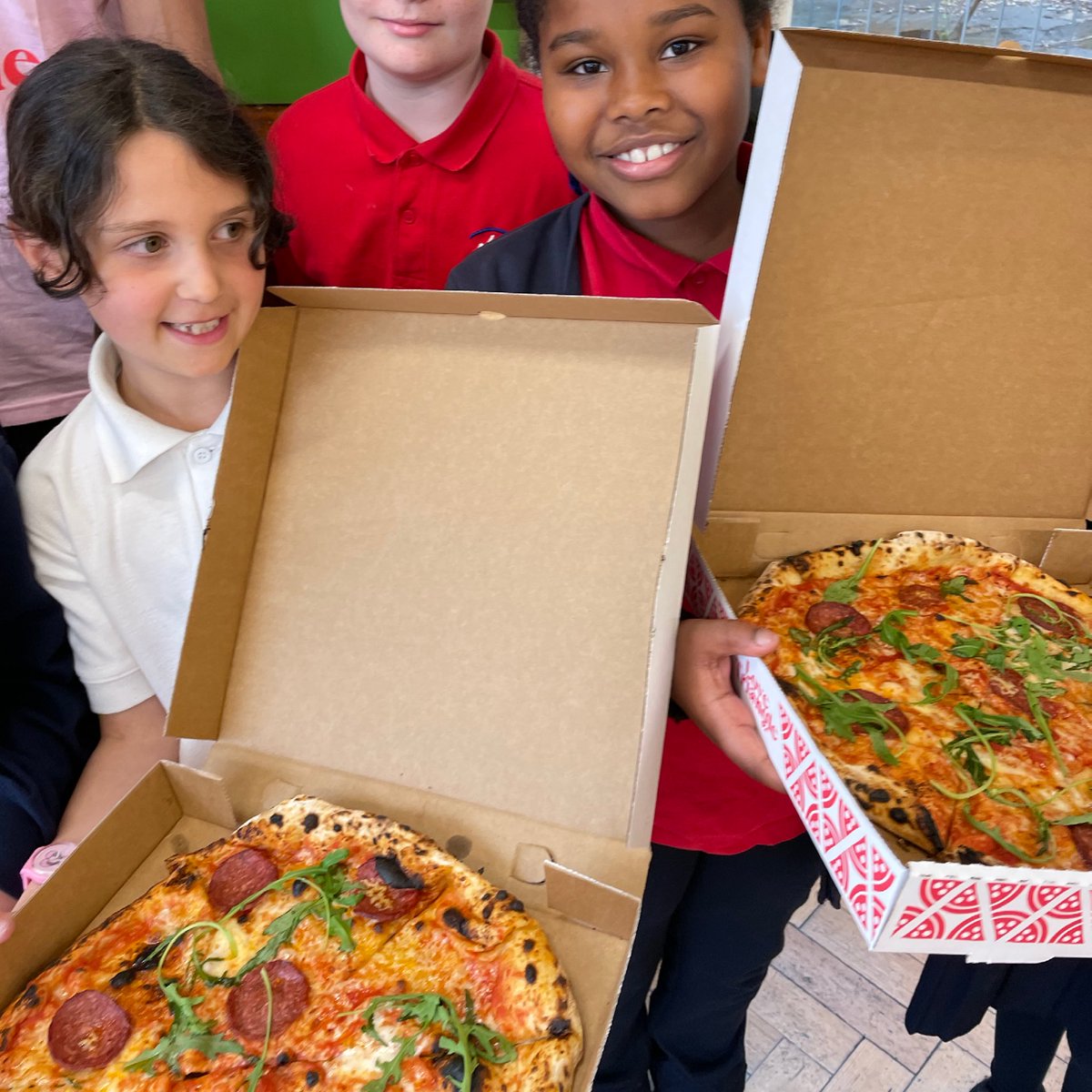 LoveTriPizza's tweet image. Double pizza launch today.
And our first ever collab.
Love Triangle x Ravenstone Primary.
Year 4 as guest chefs.

(1/5) @Ravenstone_