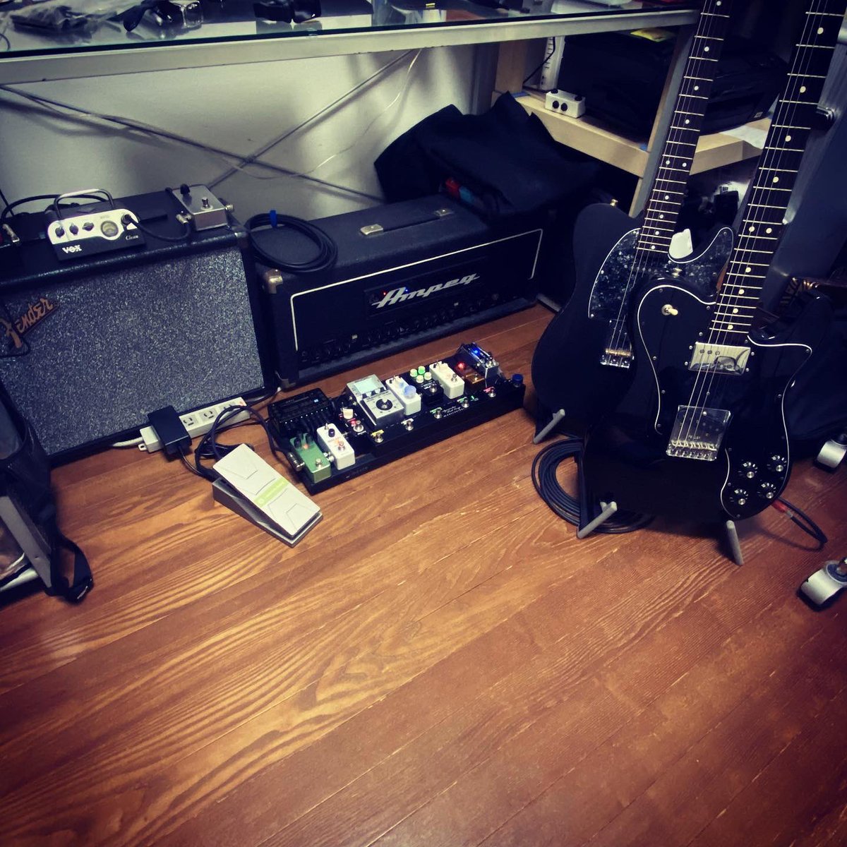 kei_style_'s tweet photo. 真夜中の至福の時間

#telecaster #telecastercustom #effectorboard #effectboard #effector #limetoneaudio #vox #mv50clean #mooerradar #sirtone #freethetone #onecontrol #zoom #ms50g #bjfbuffer #seaturquoisedelay #hustledrive https://t.co/HRkm96rQmo