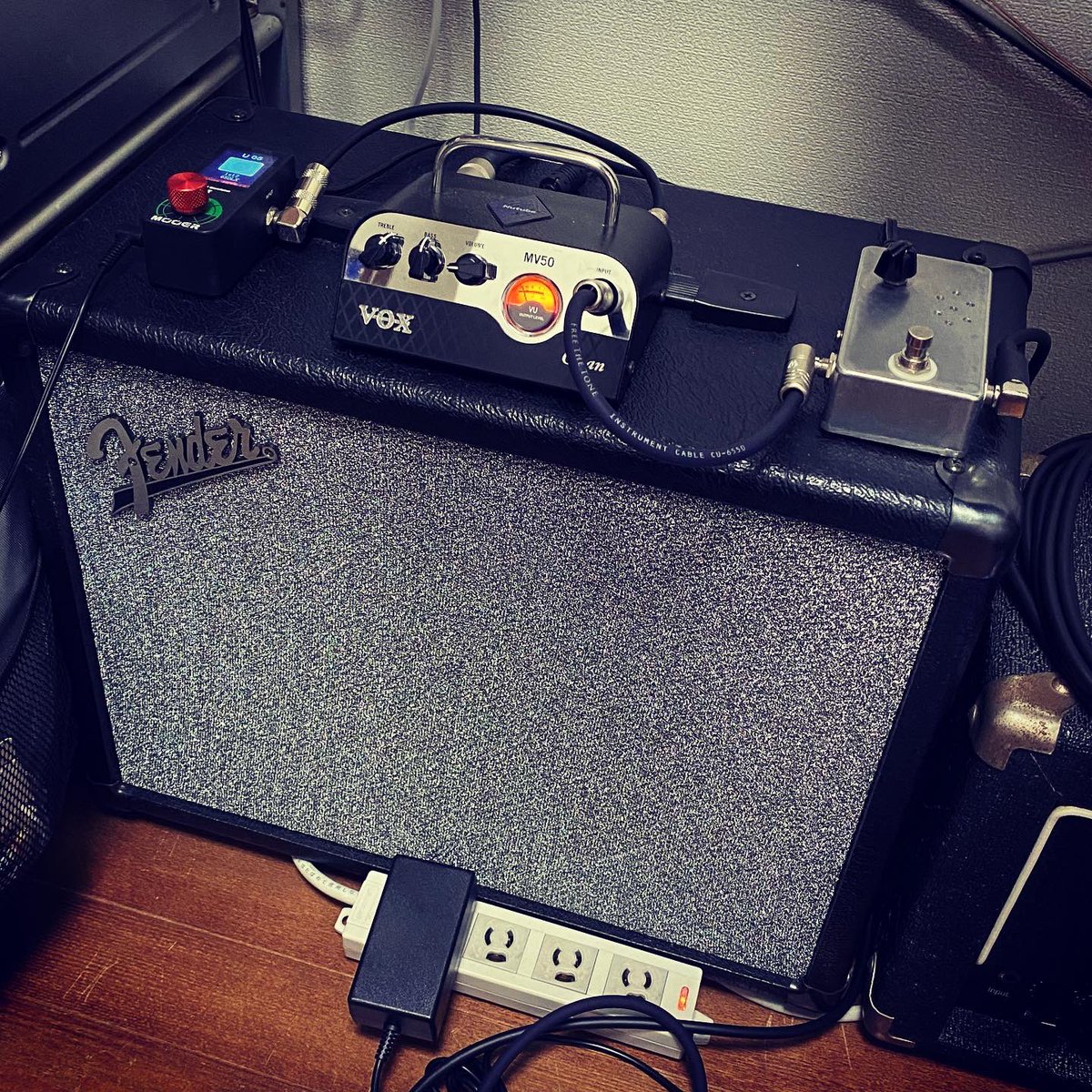 kei_style_'s tweet photo. 真夜中の至福の時間

#telecaster #telecastercustom #effectorboard #effectboard #effector #limetoneaudio #vox #mv50clean #mooerradar #sirtone #freethetone #onecontrol #zoom #ms50g #bjfbuffer #seaturquoisedelay #hustledrive https://t.co/HRkm96rQmo