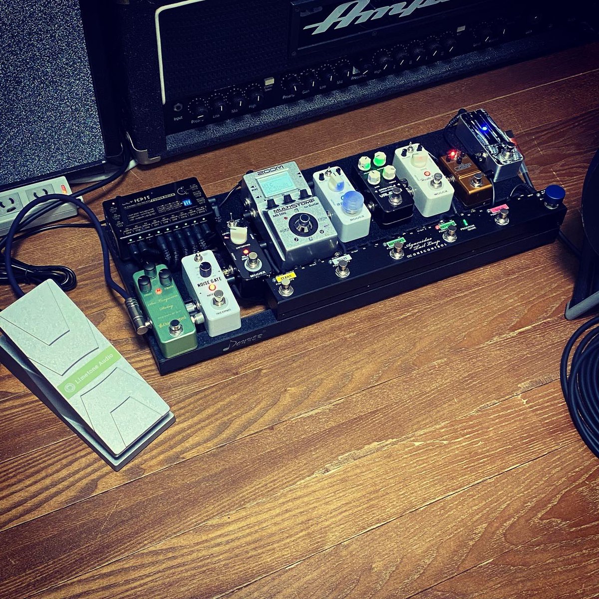kei_style_'s tweet photo. 真夜中の至福の時間

#telecaster #telecastercustom #effectorboard #effectboard #effector #limetoneaudio #vox #mv50clean #mooerradar #sirtone #freethetone #onecontrol #zoom #ms50g #bjfbuffer #seaturquoisedelay #hustledrive https://t.co/HRkm96rQmo