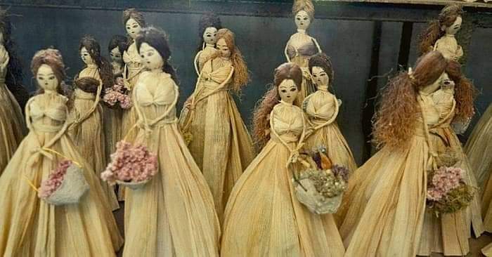 laimacha's tweet photo. A Manipuri girl is making dolls from corn waste. Songsong inherited the talent from her mother. #dolls https://t.co/UwewJwmqaC