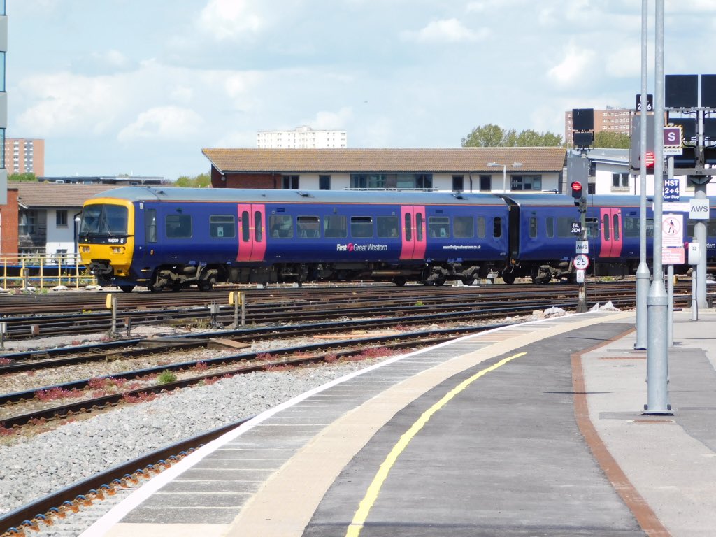 loypass_SCCar's tweet image. 🏙⚓️ Was a time you'd take to the Deep Blue from #Bristol ... now you take the deep blue to Bristol 🚈. First Great Western has stood the test of time borne by #Turbo 166 209, captured at Temple Meads 7/5/2021. @GWRHelp #class166 #greatwestern