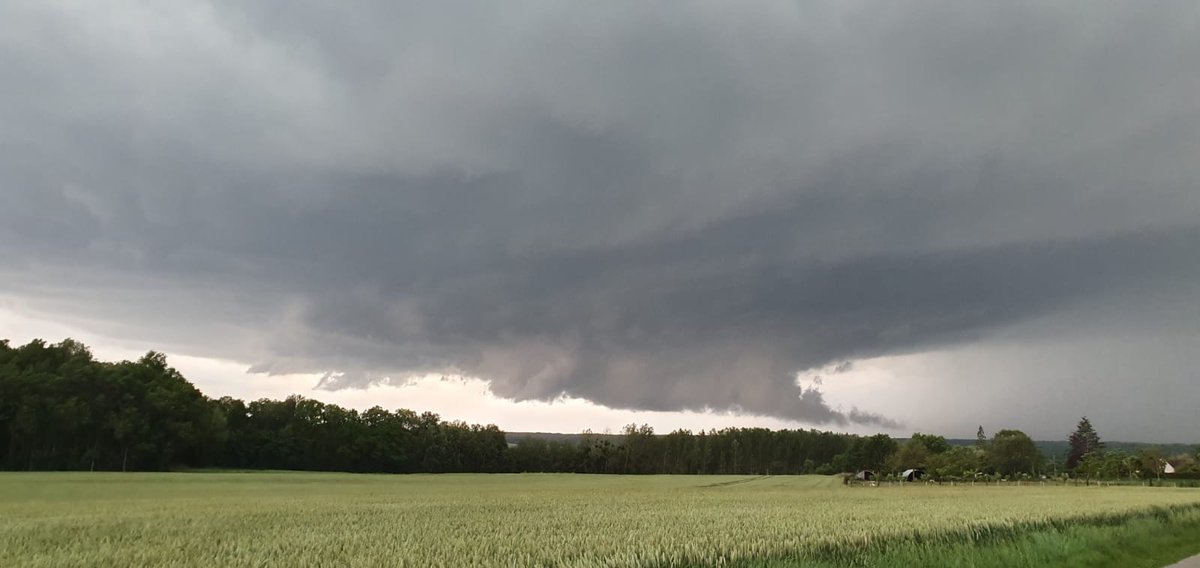 Approche d'une supercellule aux Caquerets dans l'#Aisne. Photo Keraunos 