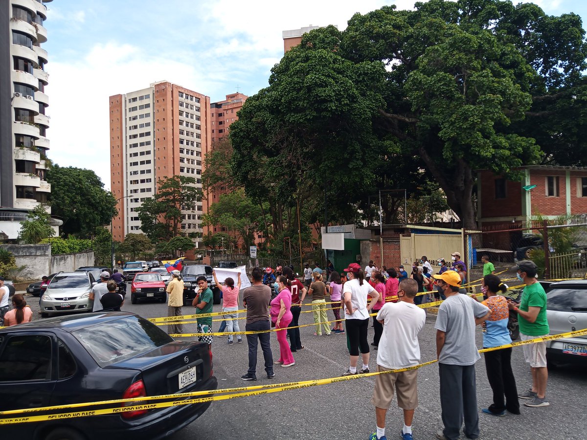 #HablanLosVecinos " Tenemos más de tres años con este problema, ninguna de las "soluciones" que traen funcionan, somos seres  humanos no camellos"