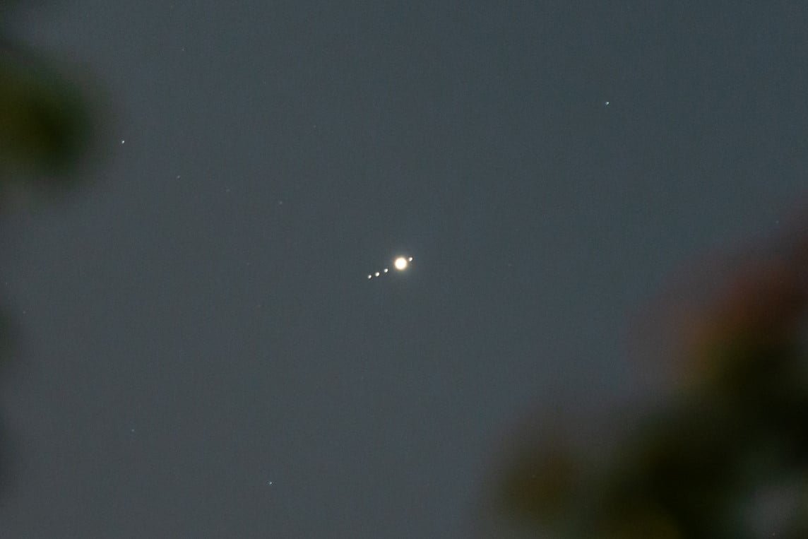 CuriosityonX's tweet photo. Jupiter and 4 of its moons.

Taken by fb/@u.luciannicu https://t.co/N0lXERKgd3
