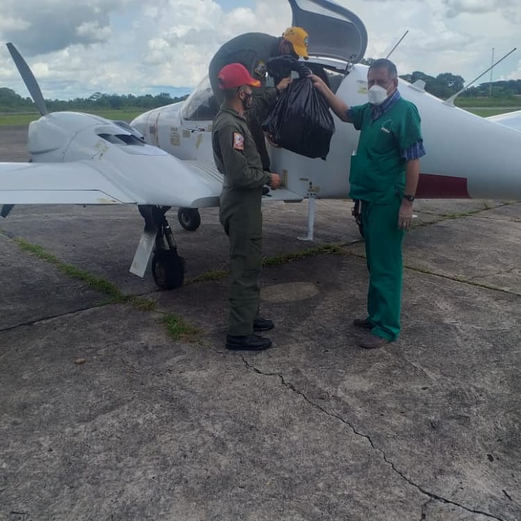 DAO_AMB's tweet photo. ⛔ Durante el "Plan Puente Aéreo", en coordinación con el MG @cmdtegral_amb, el @inac_venezuela, el @mppsalud_vzla y la @DAO_AMB, nuestros #Turpiales del @Gea18T cumplen con la noble misión de trasladar muestras #Covid_19 al centro del país
#PatriaVictoriosa https://t.co/bGmQD5bCrT