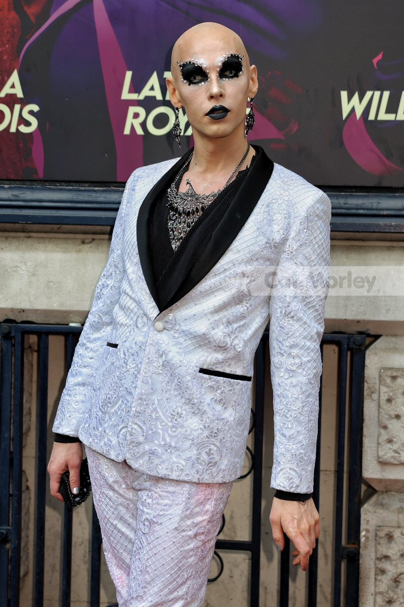 CatMorleyPhoto's tweet photo. Cheddar Gorgeous at the press night for @deathdropplay at the Garrick Theatre

@NimaxTheatres @catmorley @avalondotred @CheddarGawjus @NeilReadingPR #deathdrop #deathdropplay #drag #cheddargorgeous #dragsos #theatre #play #londonplay #drama #stage #live #london #garricktheatre https://t.co/RdbEt9nkYn