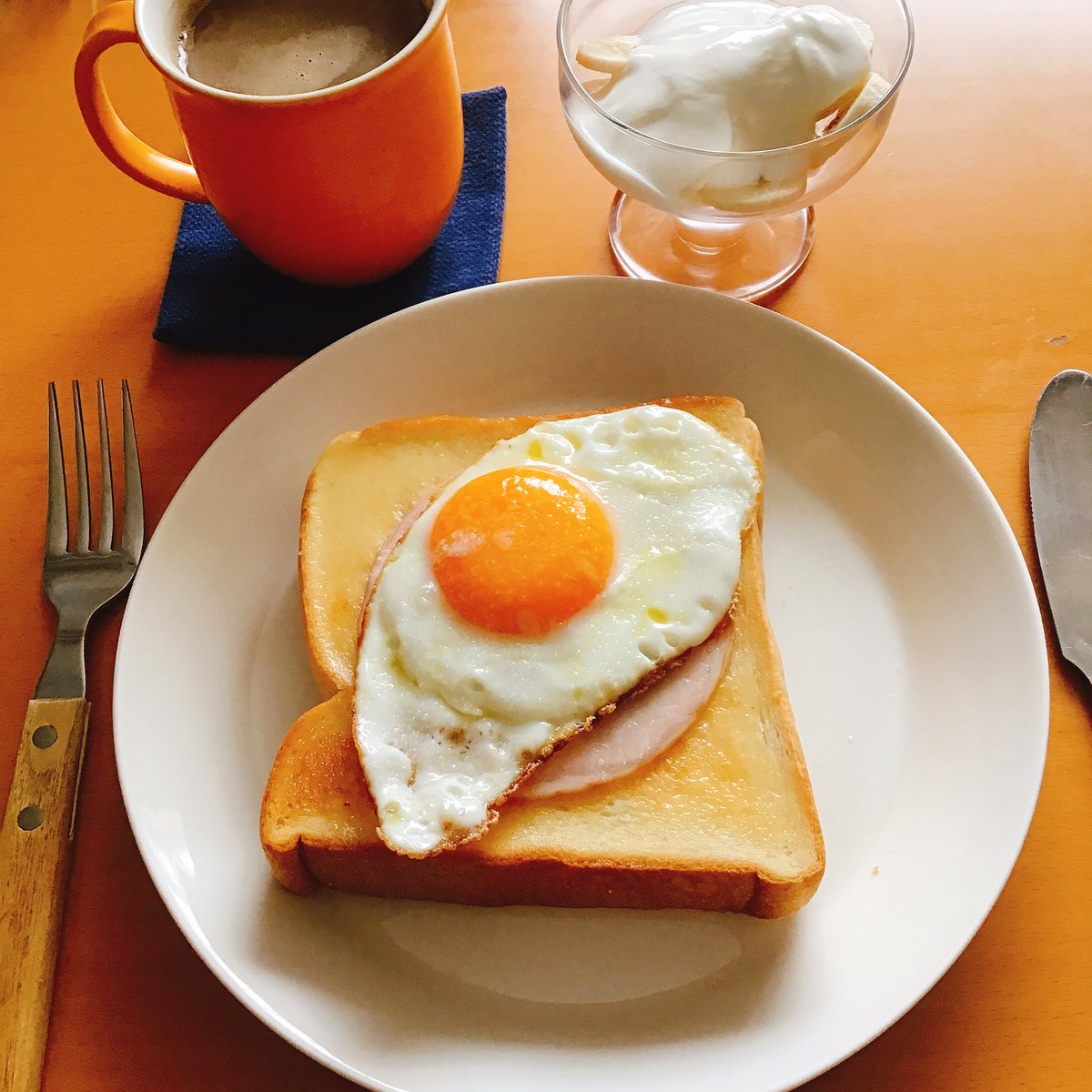 春菊 こないだ有吉とマツコの番組で飯尾さんがロケ中に食べてたパンがおいしそうだったのでマネしました 黄身のとろとろおいしい テレビではペリカンのパンでしたが うちは金の食パンです 久しぶりに金の食パン買ったら高くてびっくりした もう