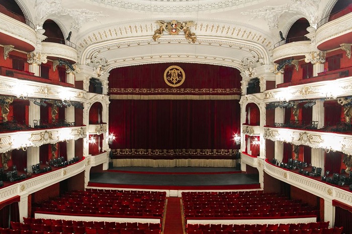 Con el concierto “Trascender”, que rendirá homenaje a las más de 30 mil personas fallecidas a causa del Covid-19 en Chile, se iniciará este domingo 20 de junio, a través de La Red, el ciclo “Un mes de cultura junto al Teatro Municipal de Santiago”. Ver en bit.ly/3zCka9t
