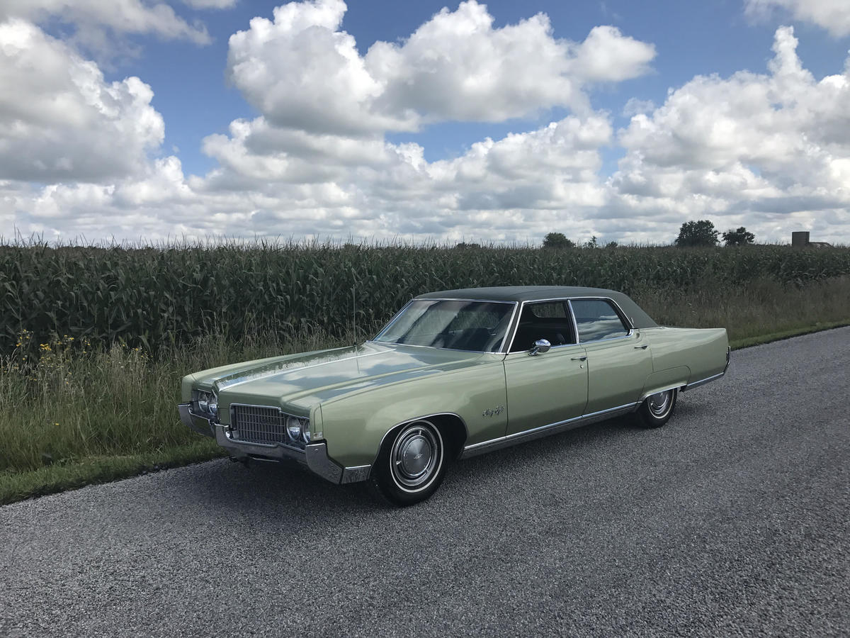 Gabe_Nicolas's tweet photo. #SideshotSaturday #SaturdayVibes #SaturdayThoughts #Oldsmobile #YourCloserToOldsThanYouThink #EscapeFromTheOrdinary #Classiccars #LuxuryCars #LuxuryLifestyle #LuxoBarge #LandYacht #60s 
1969 Oldsmobile Ninety-Eight LS
Olds 455-4bbl 7.4L V8 - 365HP https://t.co/ir9r6MmaGQ