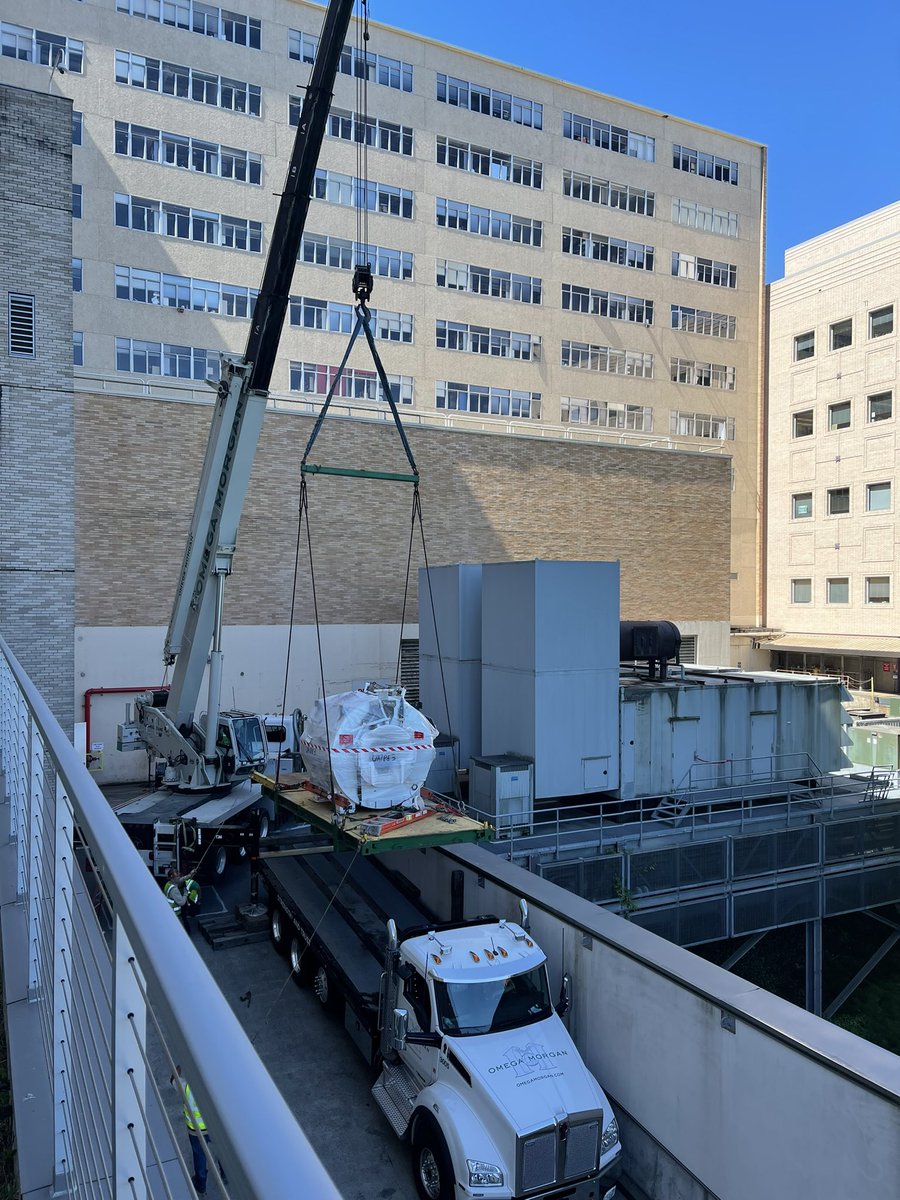 AB_NucMed's tweet photo. Today our GE SIGNA PET/MRI arrived! Such a long time coming. Very exciting things coming soon! @ErikMittraMD @NadineMallak @BreedOHSU @OHSU_NucMed @OHSURadiology https://t.co/21kFzkLkN4