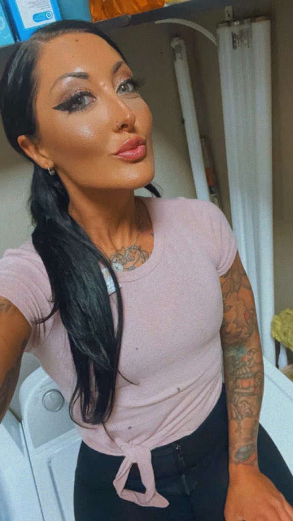 realgothbarbie's tweet photo. Work selfies! 💪🏽 https://t.co/VZ4nVj4qr9