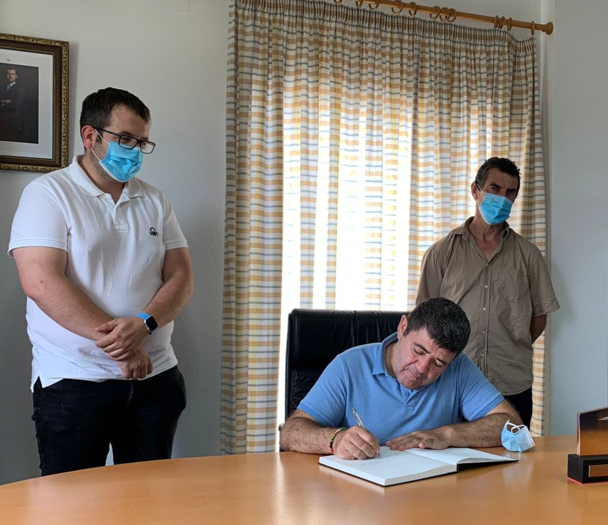 CineLAbdet's tweet photo. El jurado de I Festival de @CineLAbdet 🎬 firma el libro de Honor del Ayuntamiento de @confrideslabdet ✍️

Noticia ➡️ https://t.co/PJVyTy1yy5

#CineLAbdet #FestivalDeCineLAbdet #FECILA #VisitConfridesLAbdet #LAbdet #Abdet #Confrides https://t.co/XrmdhJugcO