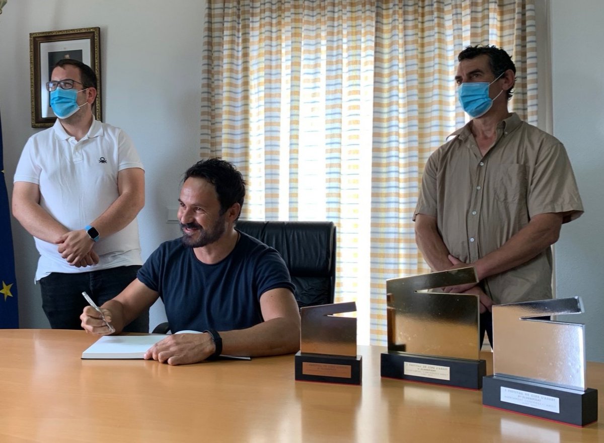 CineLAbdet's tweet photo. El jurado de I Festival de @CineLAbdet 🎬 firma el libro de Honor del Ayuntamiento de @confrideslabdet ✍️

Noticia ➡️ https://t.co/PJVyTy1yy5

#CineLAbdet #FestivalDeCineLAbdet #FECILA #VisitConfridesLAbdet #LAbdet #Abdet #Confrides https://t.co/XrmdhJugcO
