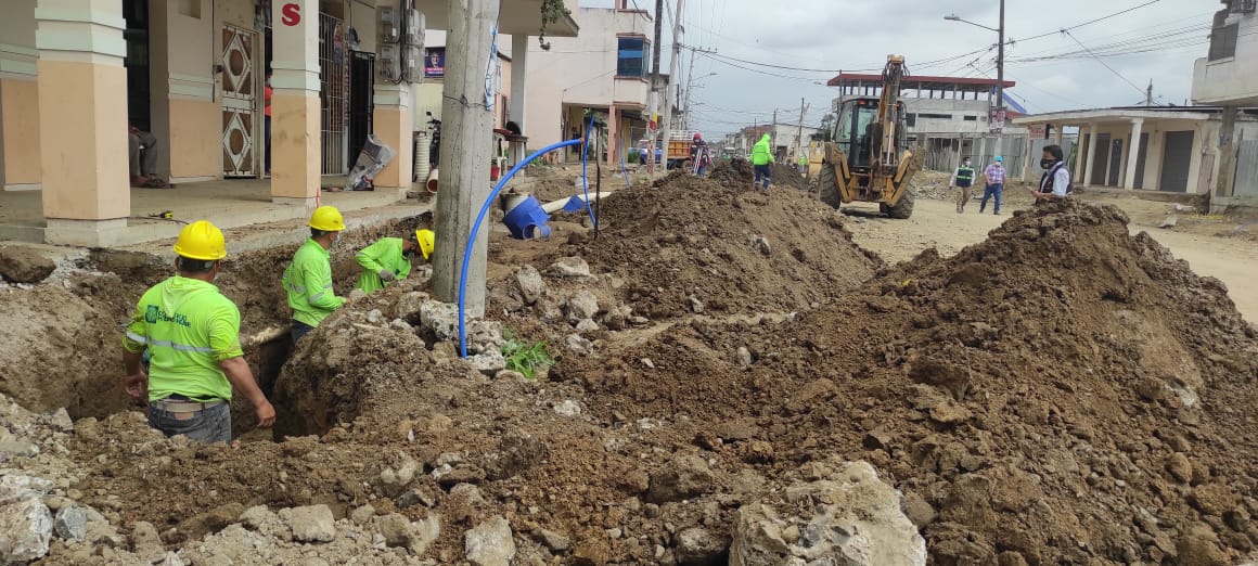 municipiochone's tweet photo. El plan Regeneración Urbana intensifica la construcción de los 3 principales accesos de Chone. La regeneración urbana de Chone avanza buen ritmo. Este proyecto contempla la reconstrucción integral de las avenidas Eloy Alfaro, Carlos Alberto Aray y Amazonas... https://t.co/P4GAyWew94