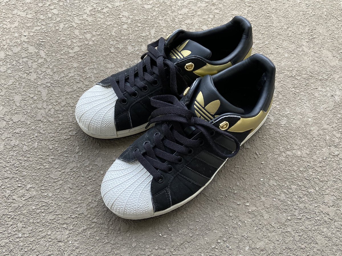 CACTIANDSNAKES's tweet photo. 今朝はJune Gloomでどんよりした空だけど、靴は洗う。
#adidas #fuckingawsome #fassboots #jasonmarkk #スニーカー洗い https://t.co/02ZATyi7BB
