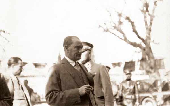 "Büyük ölülere matem gerekmez, fikirlerine bağlılık gerekir."

Atatürk