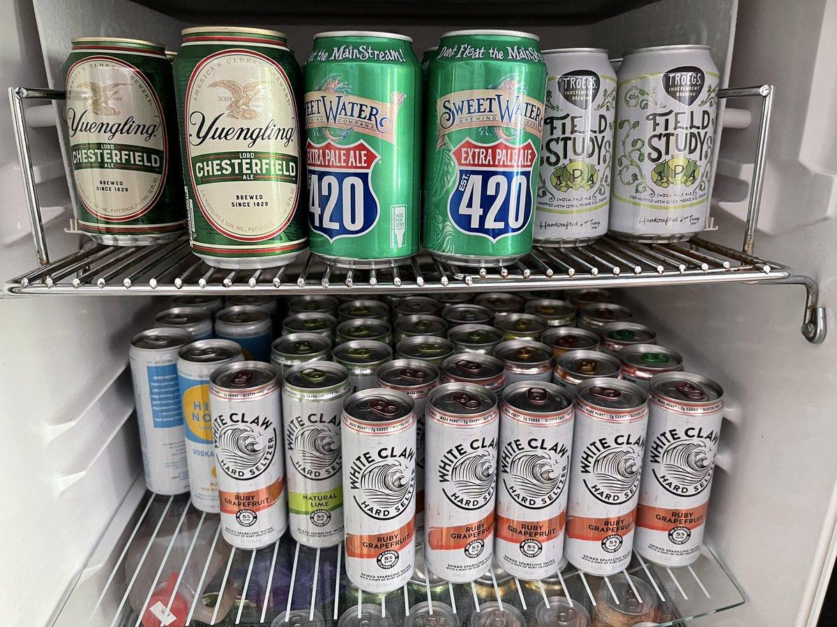 RossTuckerNFL's tweet photo. Ancillary beach fridge.
#showmeyourfridge OR #showmeyourbeer https://t.co/kMORUFK8UD