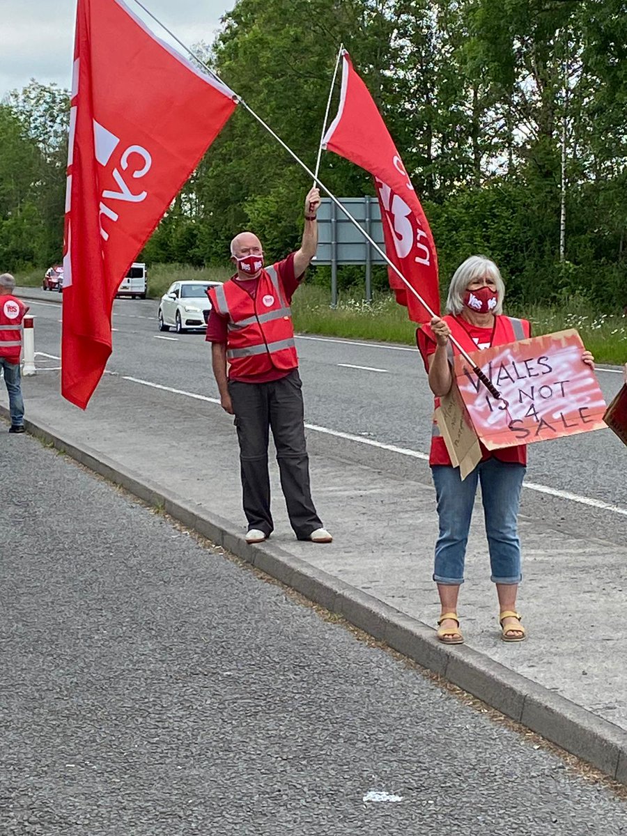 Dyma ni heddi yn Llandeilo, ymateb da iawn gan gyrrwyr yr A40. Hyfryd cael cwmni criw @yescymru <a href="/YESBroRhydaman/">Yes Cymru Bro Rhydaman</a> #annibyniaeth #indywales #banners