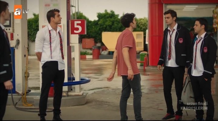 celilnalcakan's tweet photo. 4-5 kişiyiz ama grubun içinde farklı insanlar da vajsjsjjdjdkskslls #KardeşlerimSezonFinali @onursyaran @yigitkocakk https://t.co/LedCVzfazT