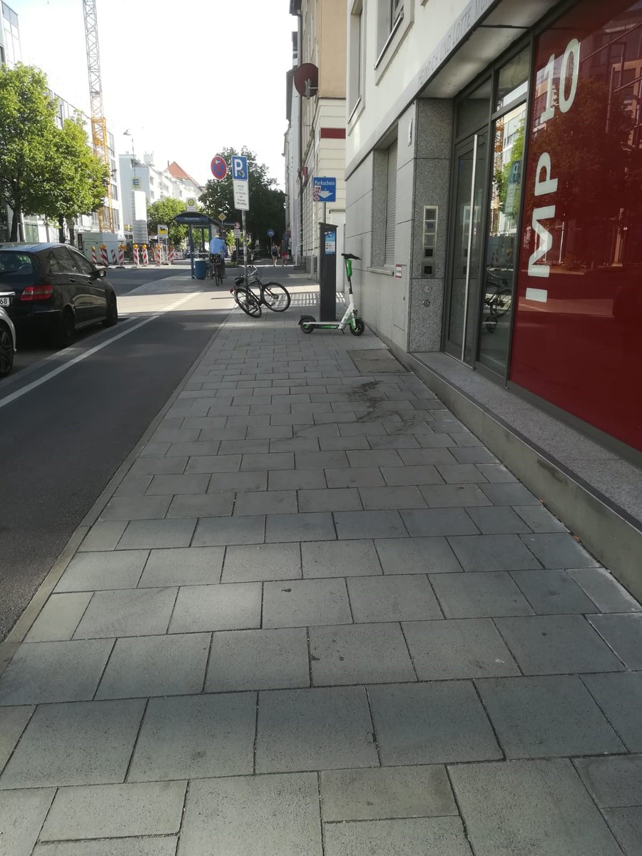 bbsbjugend's tweet photo. Tja, auf diesen Bildern hier in #München stehen nicht nur die #eScooter falsch :( So entstehen gefährliche #Stolperfallen für #Blinde und #Sehbehinderte  :#tagderverkehrssicherheit #visionzero #eroller @bbsb_ev @DBSV https://t.co/oKhXvcT6T9