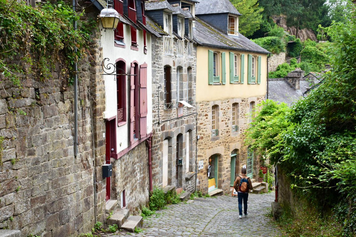 DINAN 🏰🌸

Première journée de notre road-trip en #Bretagne à la découverte des Côtes d’Armor et nous avons commencé par la <a href="/villededinan/">Ville de Dinan</a>. Une superbe ville au cachet médiéval, aux maisons colorées et fleuries et aux points de vues imprenables. On est déjà conquis 🥰!