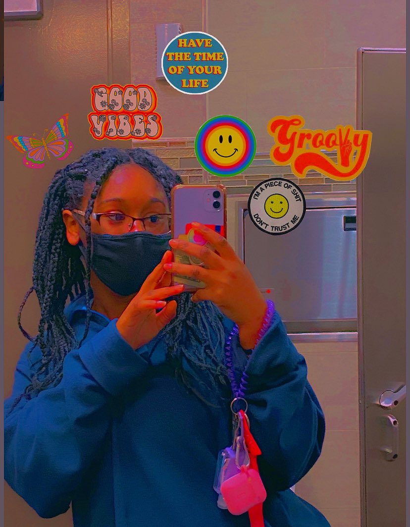 bbswurld's tweet photo. I’m always late but I’m bb I’m a 19year old black artist and I just opened up my art shop #ImReallyBlack #juneteenth2021 #HappyJuneteenth https://t.co/RhzVYXcuCt