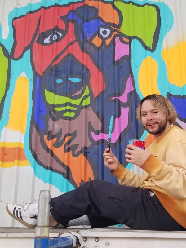 APTNNews's tweet image. A colourful row of 11 self-portraits were spray painted by high schoolers from the J.V. Clark School in Mayo, Yukon.

The project brought a touch of colour to the small village of around 450 people.

See more: aptnnews.ca/?p=175291