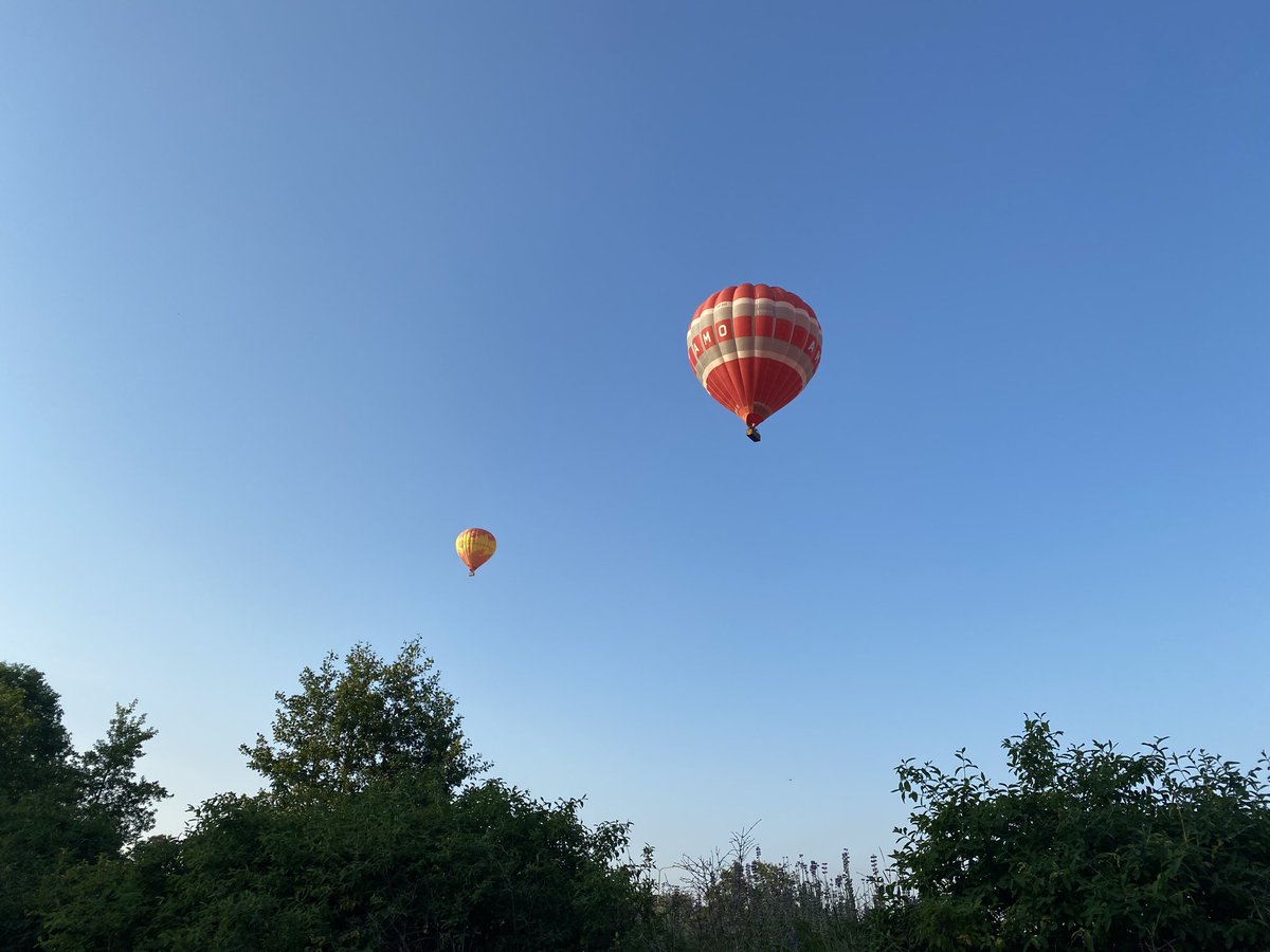 While I was cycling this evening, some were flying. 😎🚴‍♂️🎈

#hotairballoon #flying #hotairballooning #ballooning