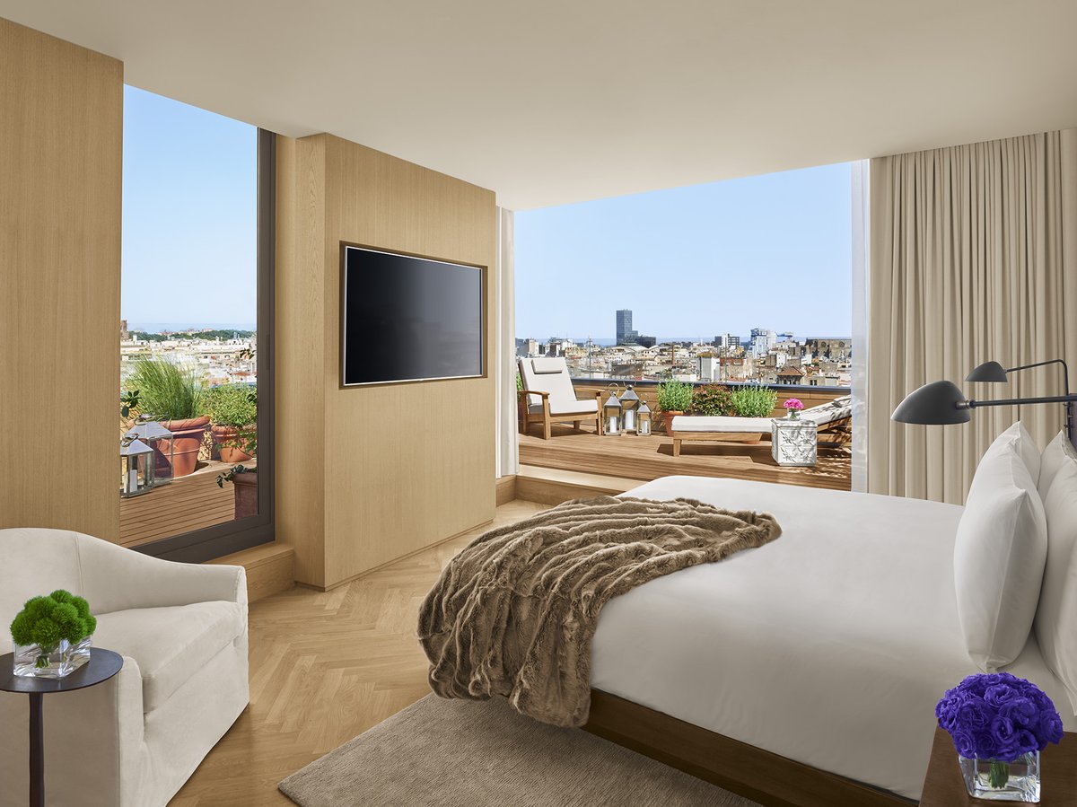 rac1manat's tweet photo. 📌SORTEGEM NIT a hotel DE LUXE "The Barcelona Edition" @EDITIONHotels 🍸🍾:
-1 nit + esmorzar per a 1 pax
-dinar al #BarVeraz
-vistes #TheRoof, terrassa situada a la 10ena planta
Seguiu @viatjab, feu RT, l' Instagram@editionbarcelona i digueu-nos: 
➡️On hi anireu per Sant Joan?🎉 https://t.co/jAwAFH0jYa
