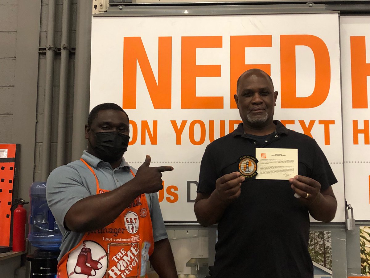 2665Asds's tweet photo. Freight associate Dennis received a well deserved regional badge! @YeelayS  @tavarez_f  @JasonArigoni  @ChrisYoungHD  @BrendaKearney4 https://t.co/fCGrxsm3GD